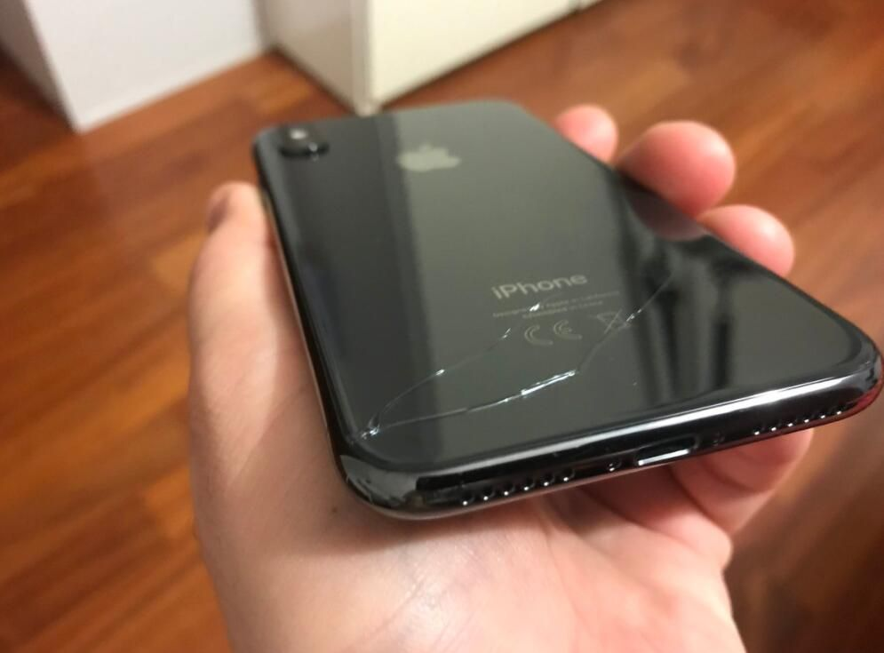 Exemplo de um iPhone X com ecrã traseiro quebrado.