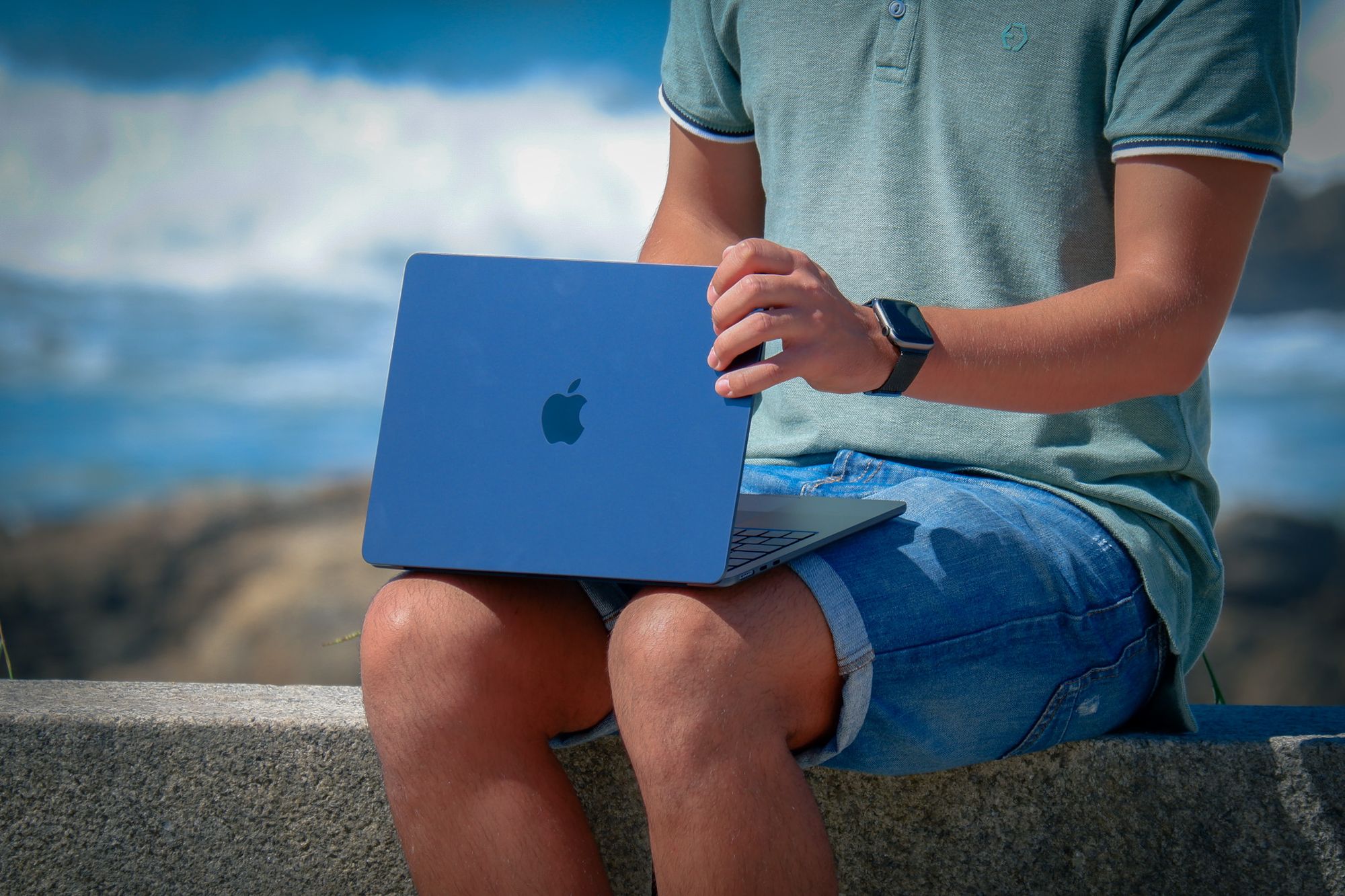 O ecrã do MacBook Air M2 de 2022 tem brilho suficiente para poder ser usado até junto à praia num dia de sol