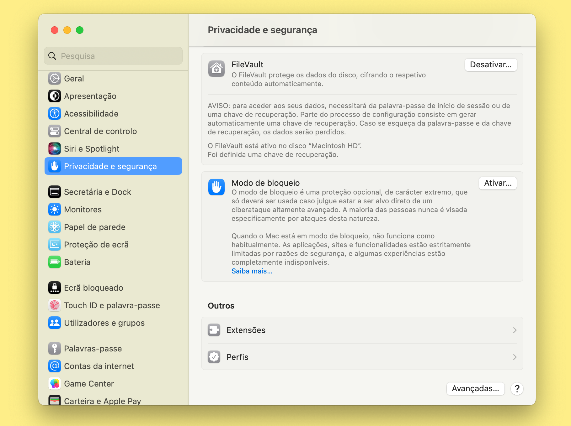 Captura de ecrã das definições de privacidade e segurança do MacBook, destacando a funcionalidade FileVault.
