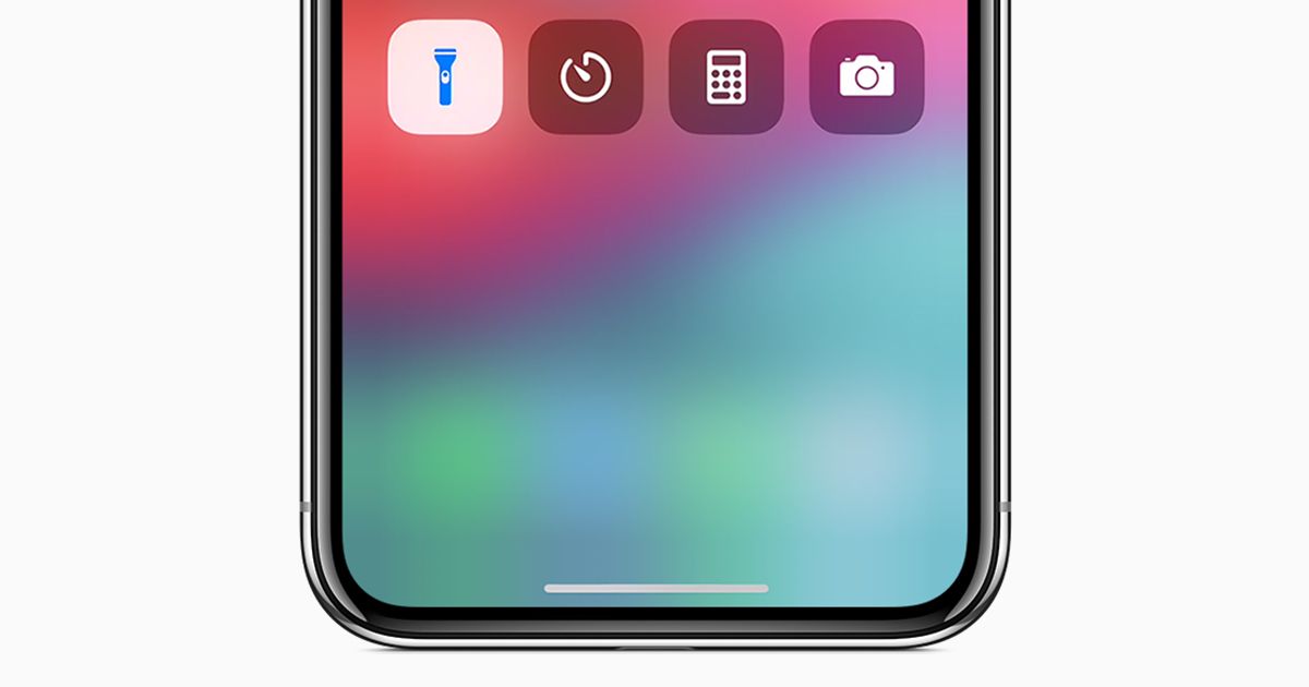 Captura de ecrã de um iPhone com o ícone da lanterna ligada na Central de controlo.