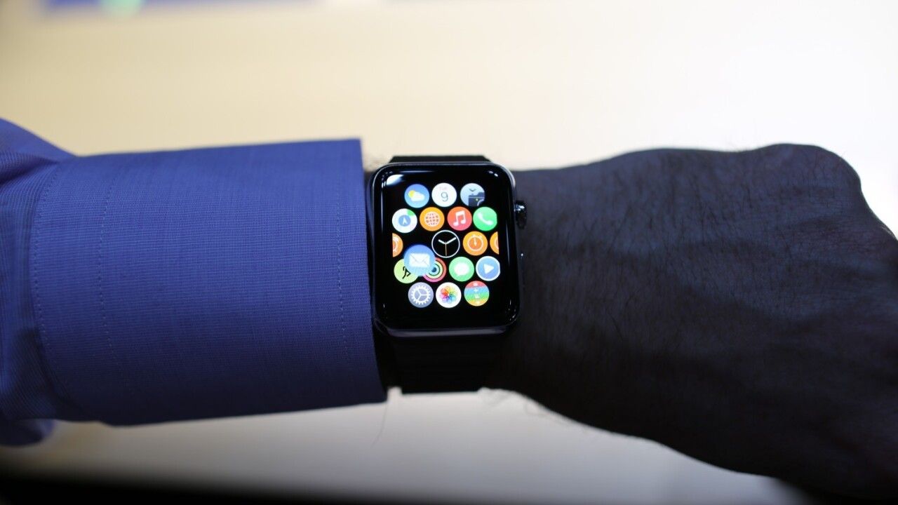 Apple Watch de 1ª geração com caixa de ouro, visto de frente e de perfil.