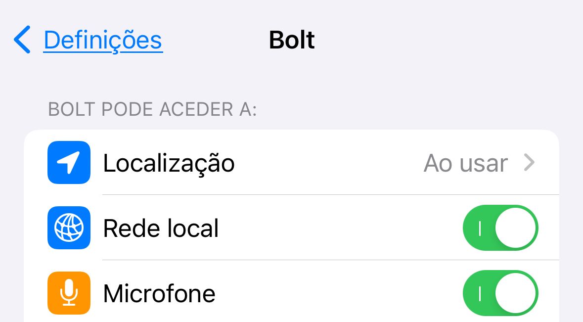 Captura de ecrã das permissões da Bolt no iPhone, com a localização apenas permitida "ao usar" e o microfone e rede local permitidos.