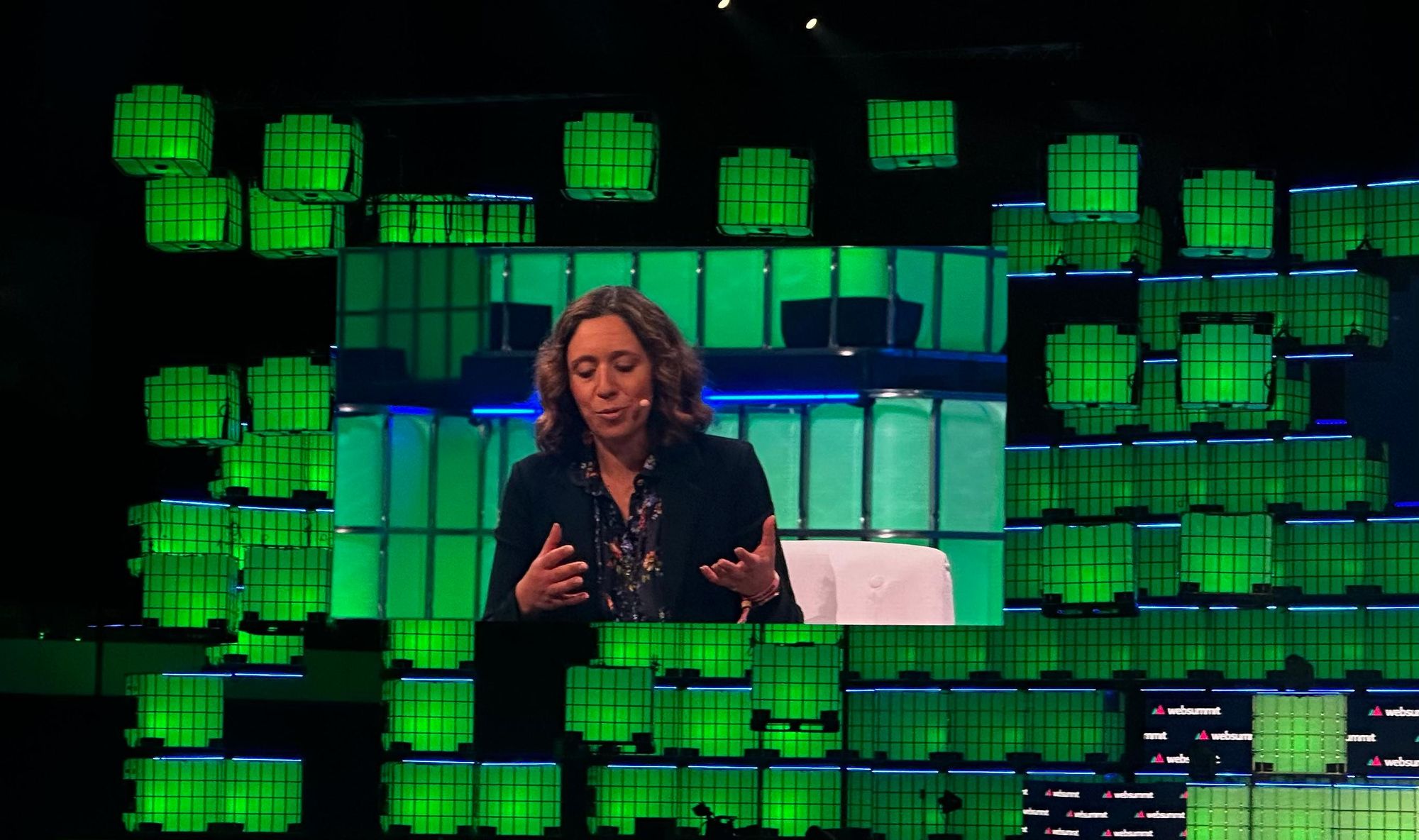Julie Pace no ecrã gigante do palco principal da Web Summit 2023.