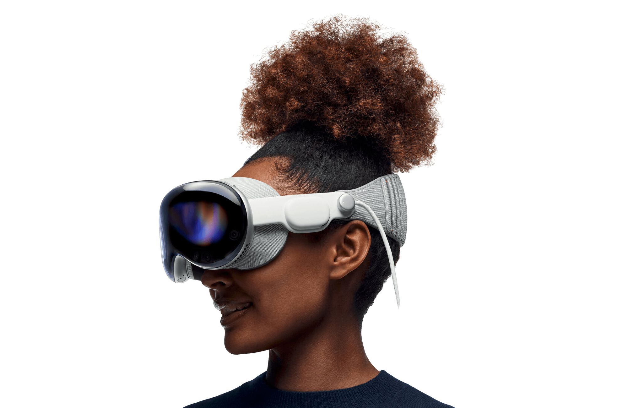 Pessoa com apenas o pescoço e a cabeça visíveis, com o Apple Vision Pro colocado e a cara virada para a esquerda.