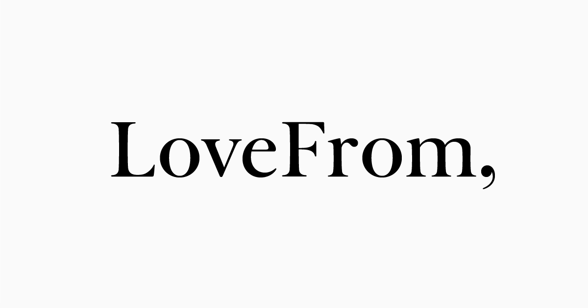 Logo da LoveFrom, que corresponde ao nome da empresa escrito, seguido de uma vírgula.
