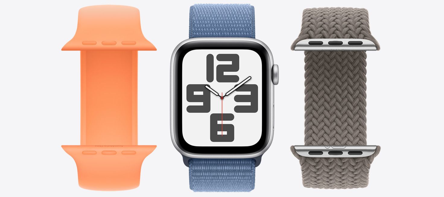 Ao centro, um Apple Watch com bracelete, à esquerda, uma bracelete lisa e, à direita, uma bracelete entrançada.