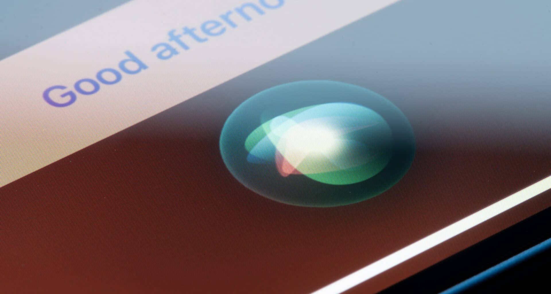 iPhone pousado com a Siri ativa.