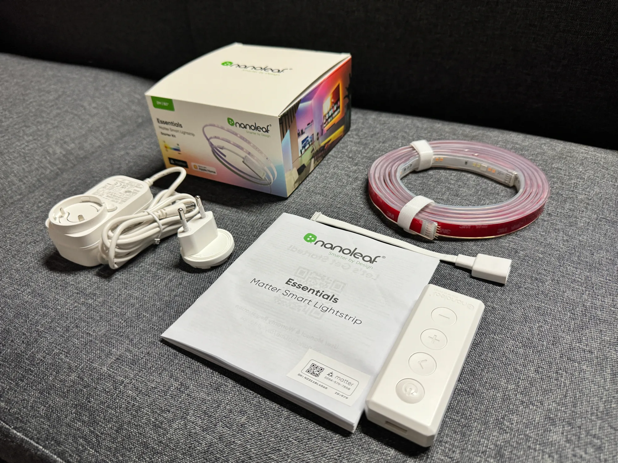 Todos os itens que vêm na caixa das fitas LED inteligentes Nanoleaf Essentials Matter