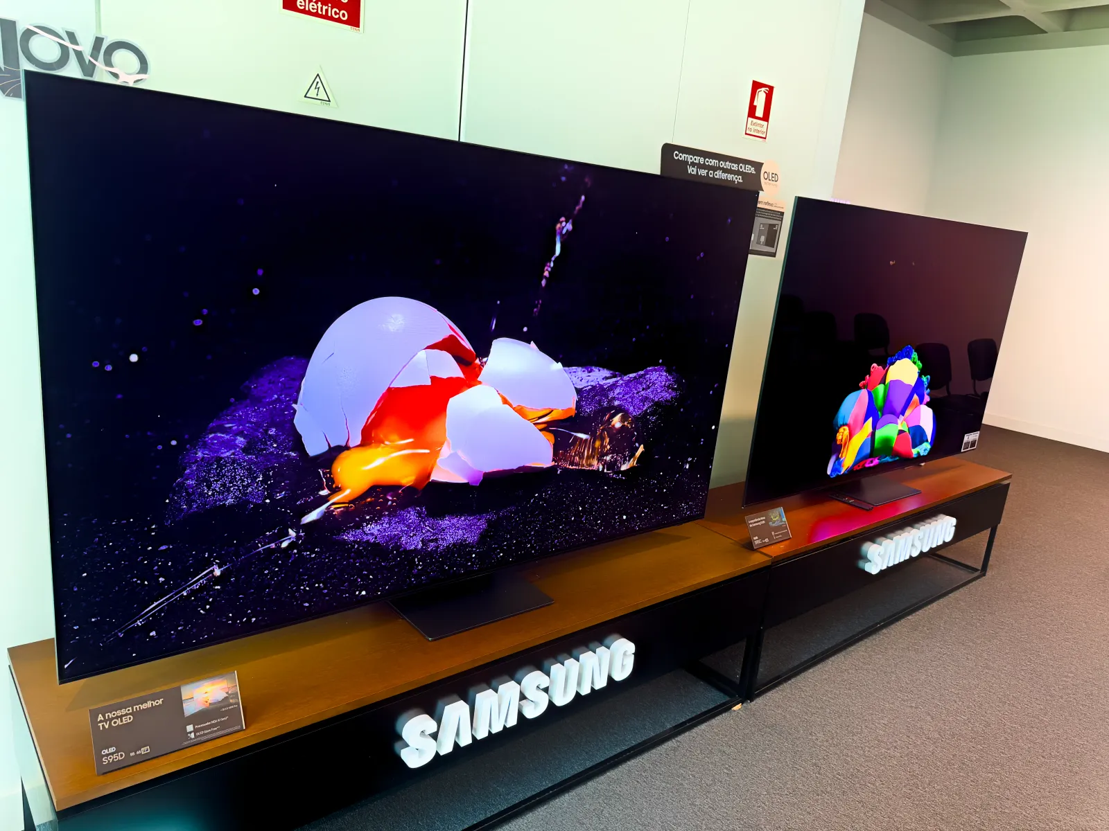 A nova Smart TV OLED anti-reflexo ao lado do modelo OLED do ano passado