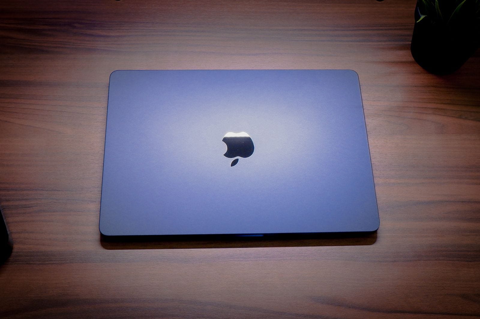 A cor azul do MacBook Air M2 de 2022 encanta em qualquer superfície onde é colocado