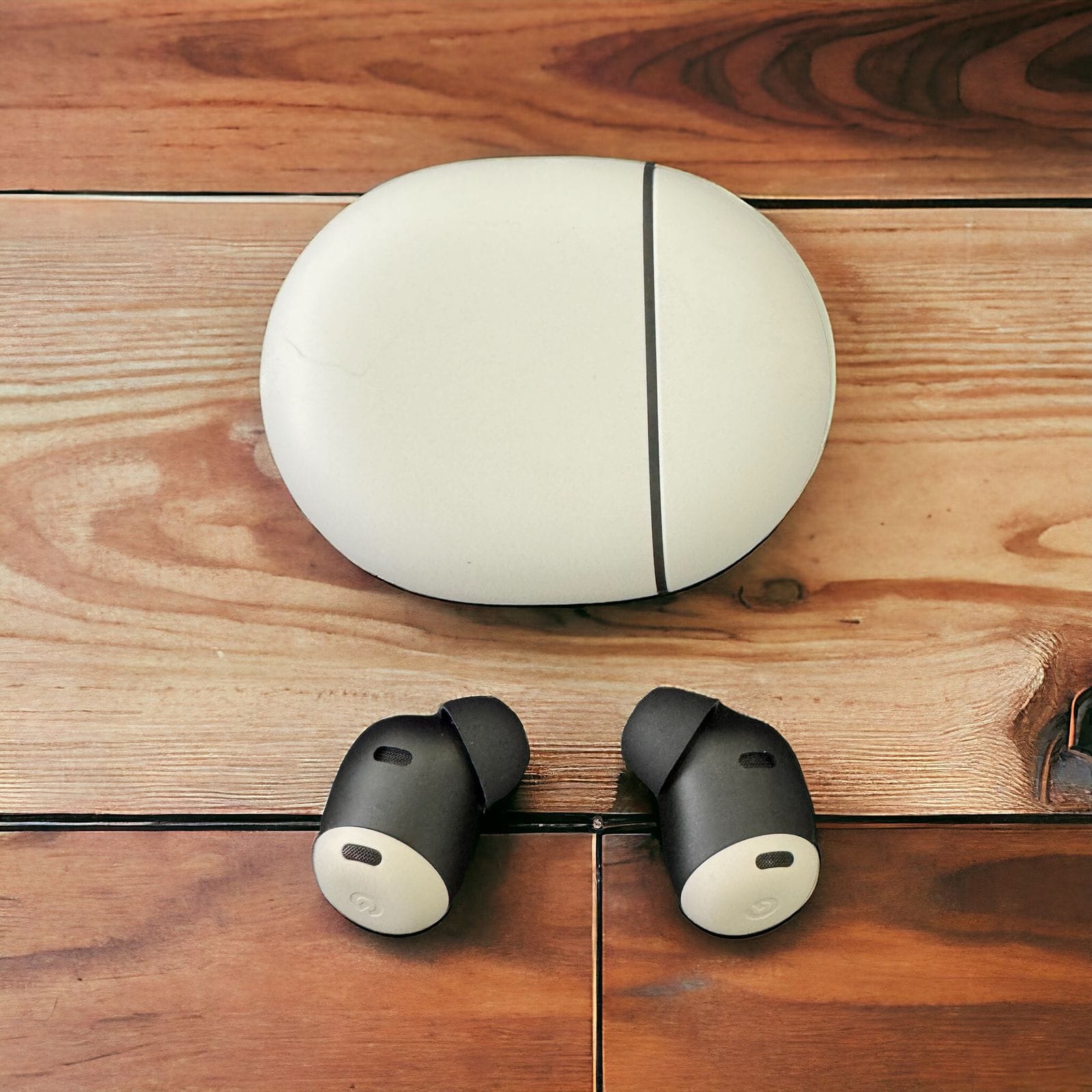 Google Pixel Buds Pro e a caixa de carregamento.