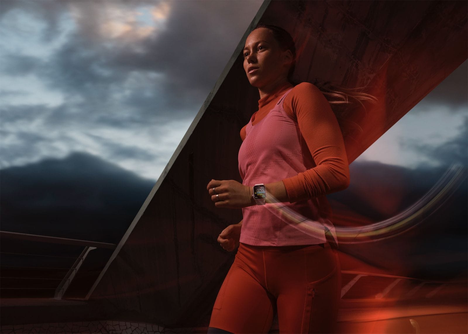 Mulher a correr com Apple Watch Series 9