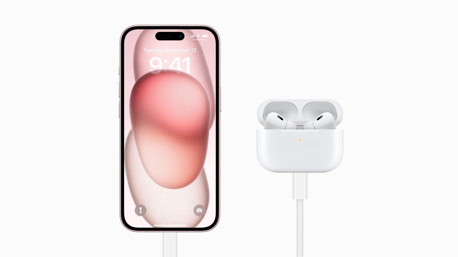 iPhone a carregar os AirPods Pro através do cabo USB-C num fundo branco.