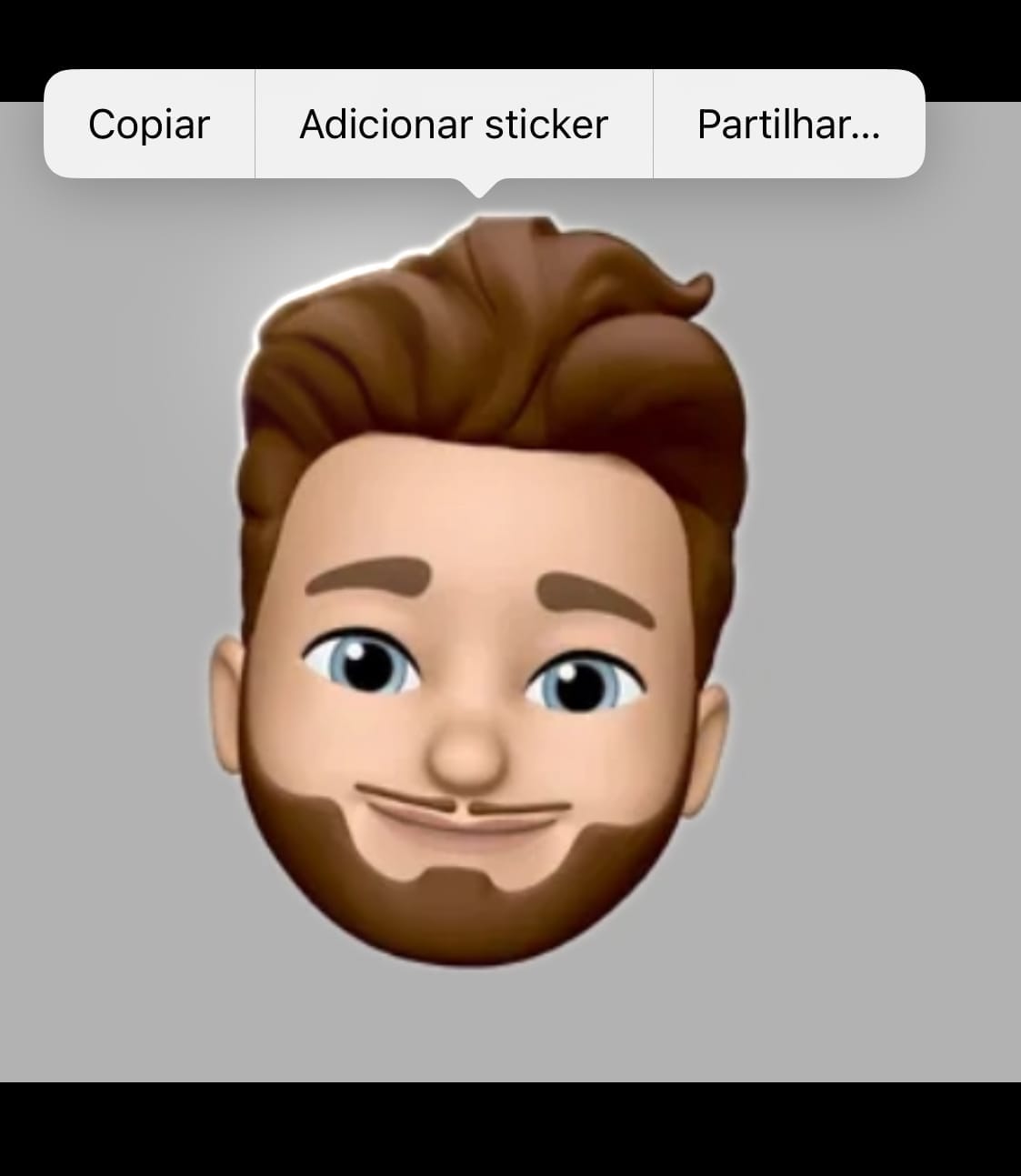 Captura de ecrã de um memoji em que está a ser usada a funcionalidade de remoção de fundo, vendo-se o menu pop-up que surge depois de uma pressão longa no sujeito.