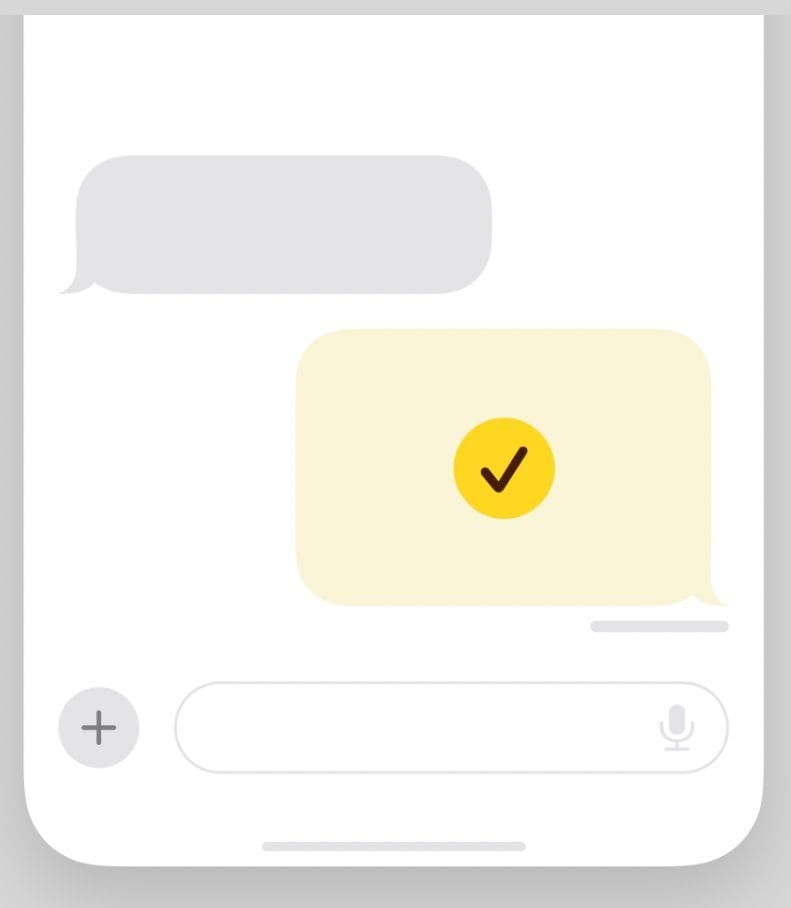 Ilustração de uma conversa nas Mensagens do iPhone com dois balões de mensagem. O balão mais acima, à esquerda, está vazio, e o balão abaixo, à direita, corresponde ao envio do Check In, tendo uma marca de verificação ao centro, no interior de um círculo.