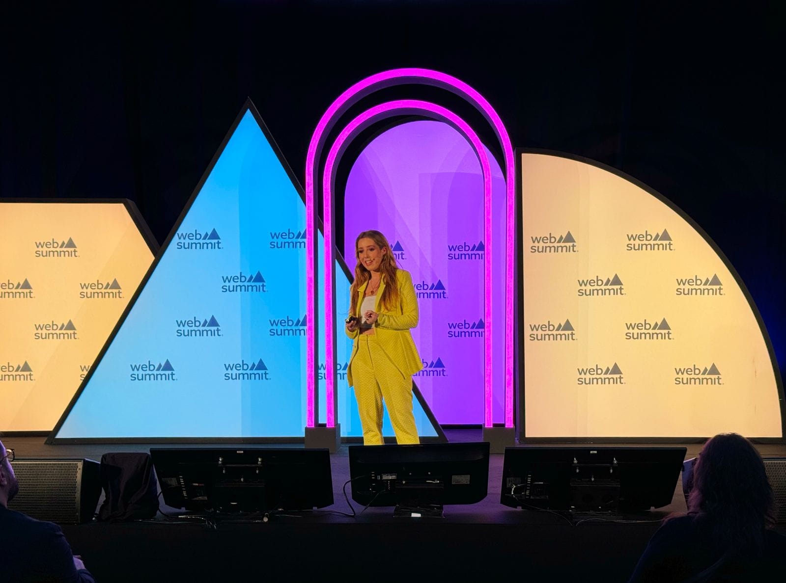 Sami Tauber no palco 15 da Web Summit 2023 com um comando na mão direita.