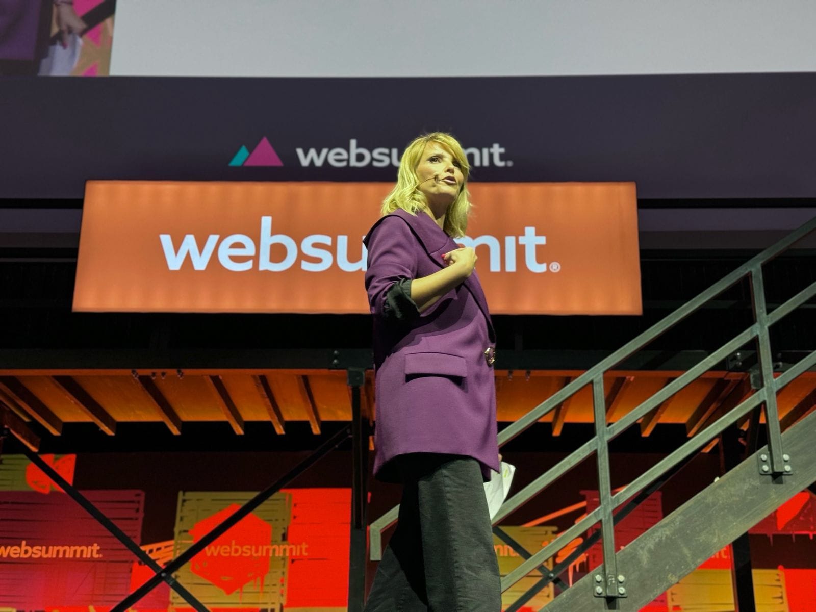 Cristina Ferreira de perfil no palco 3 da Web Summit 2023.
