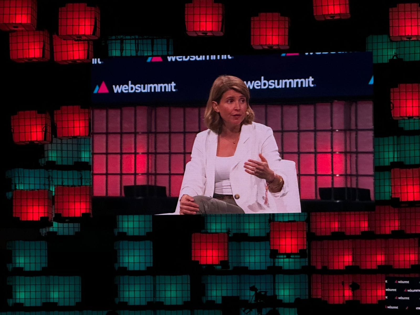 Iana Dimitrova no ecrã gigante do palco principal da Web Summit 2023.