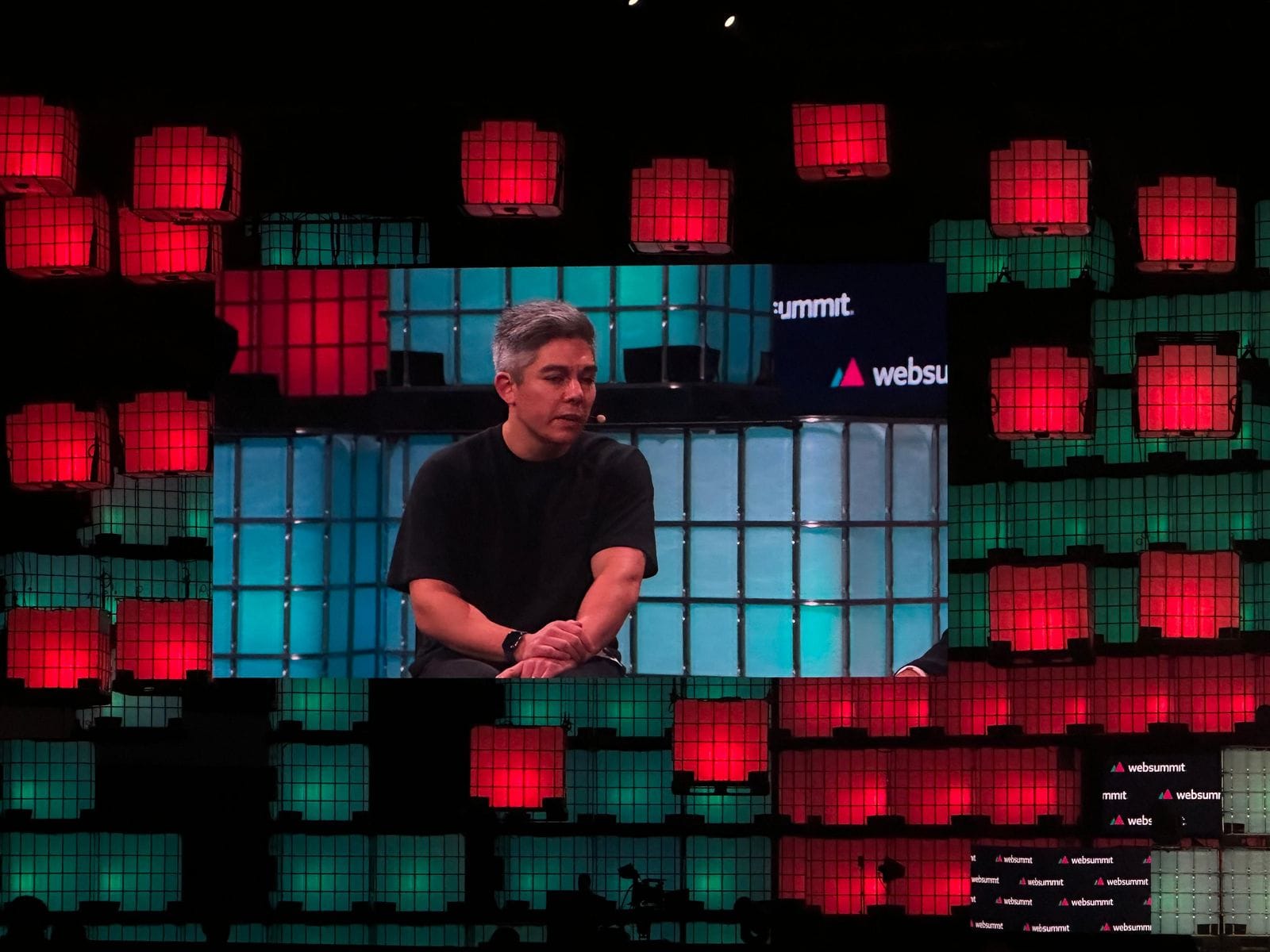 Hiroki Takeuchi no ecrã gigante do palco principal da Web Summit 2023.