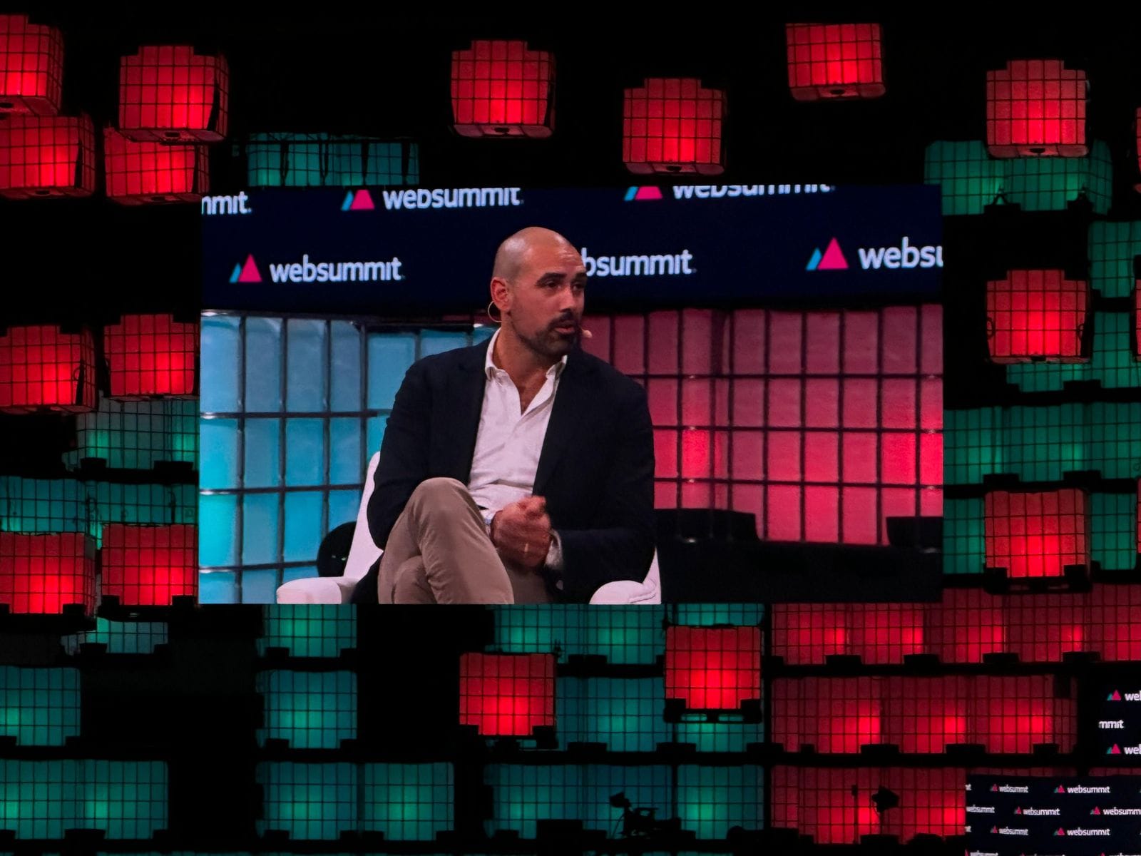 Samir El-Sabini no ecrã gigante do palco principal da Web Summit 2023.