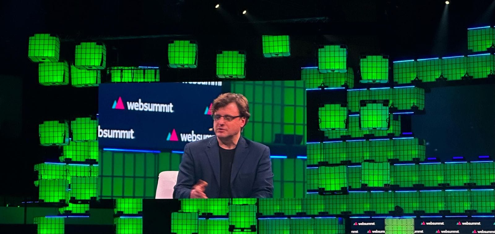 David Meyer no ecrã gigante do palco principal da Web Summit 2023.