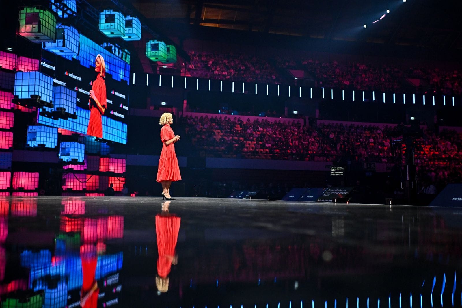 Katherine Maher no palco da Web Summit 2023 vista de perfil a partir do lado direito do palco.