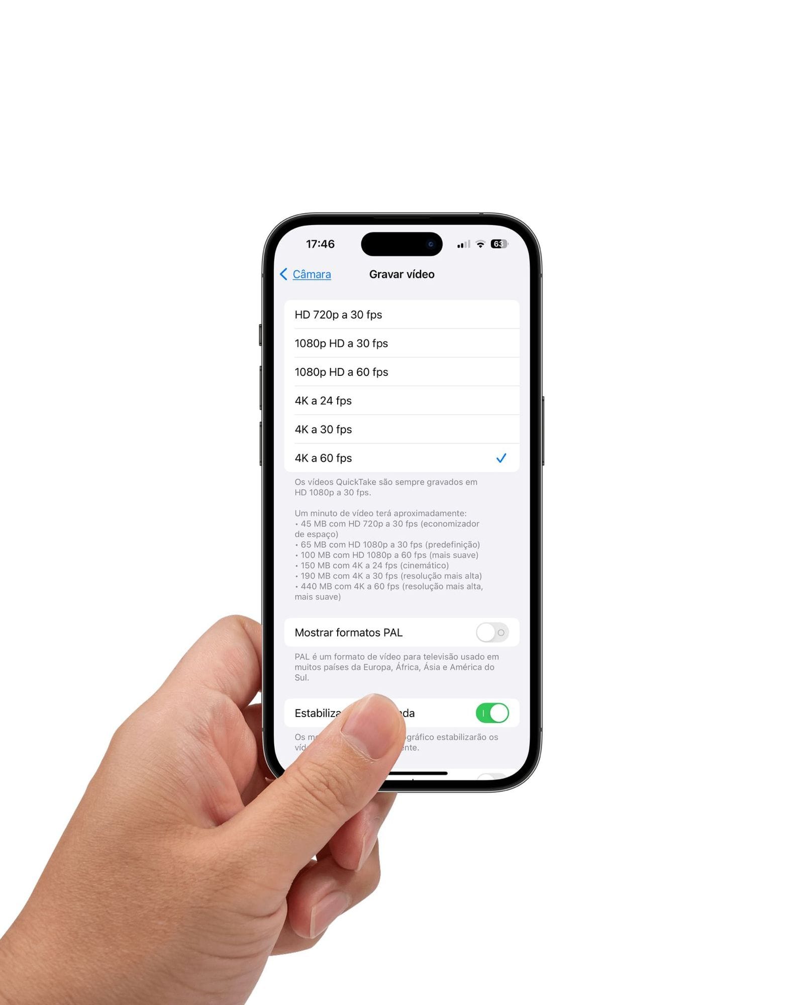 Mão esquerda a segurar num iPhone com as definições de gravação de vídeo abertas.
