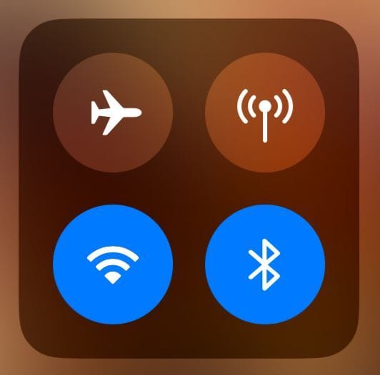 Recorte de uma secção da Central de Controlo do iPhone com o Wi-fi e Bluetooth ligados.