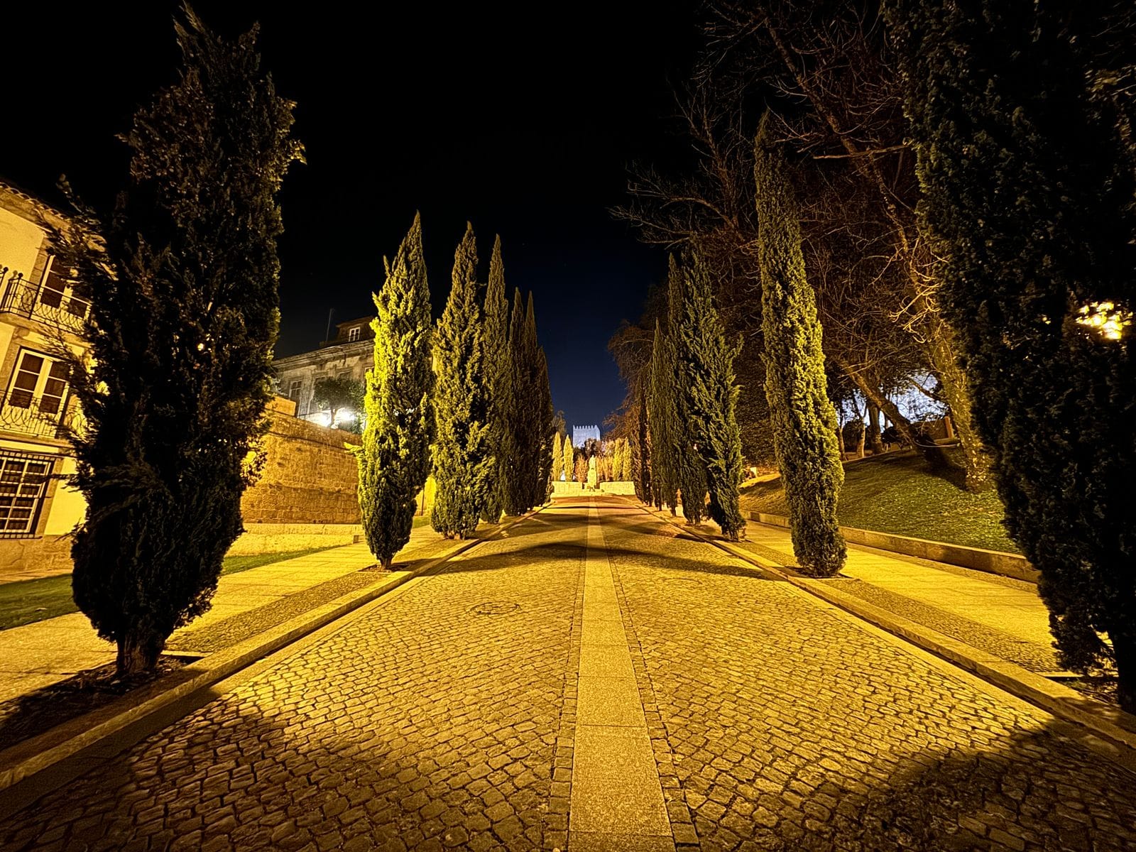 Modo noite com a câmara ultra grande angular do iPhone 15 Pro Max a 0,5x