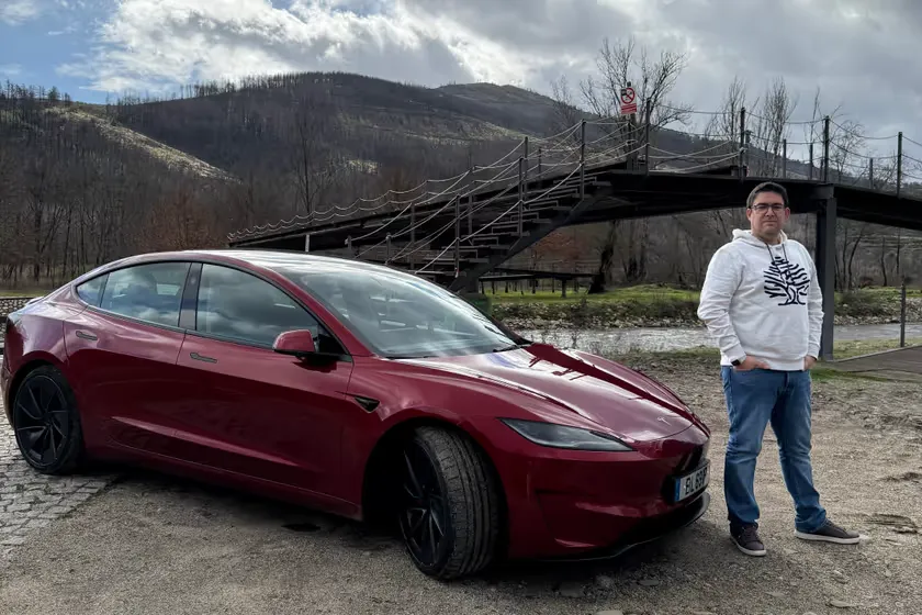 Dois mundos, uma experiência: Quando a Tesla e a Apple falam a mesma língua