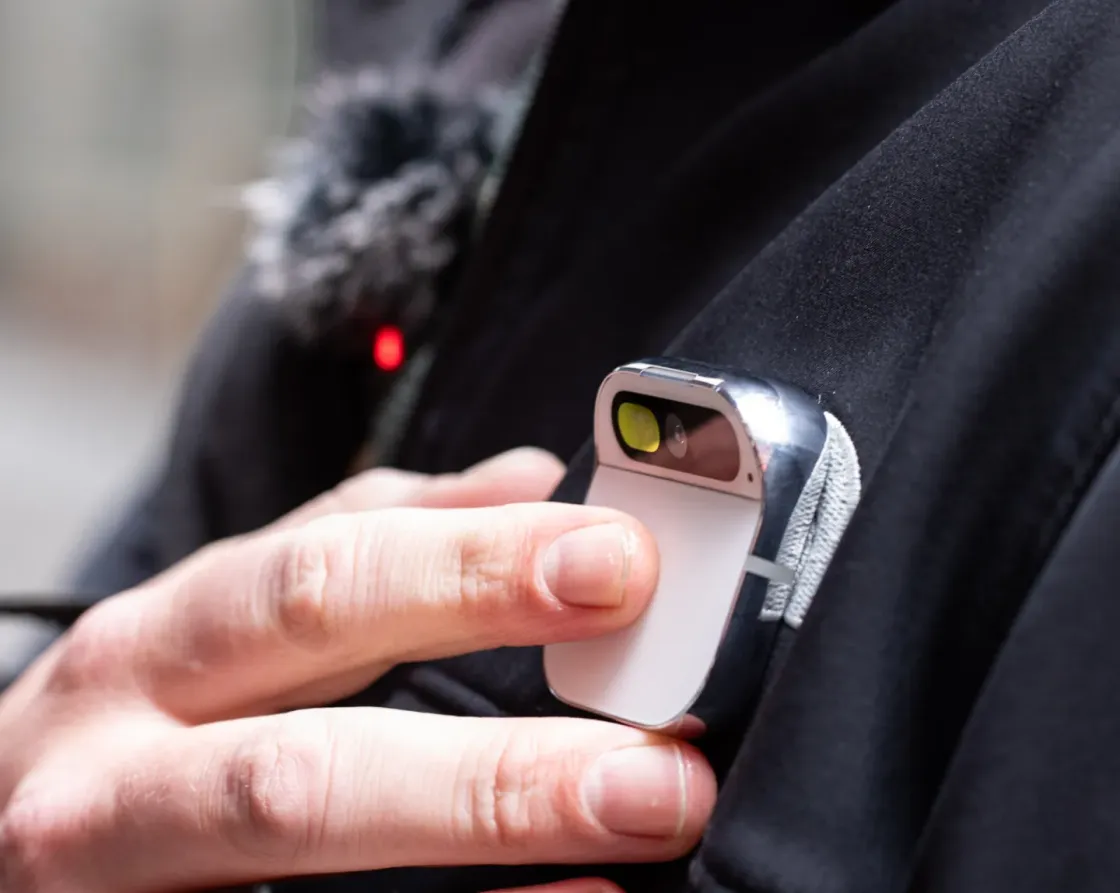 O Humane AI Pin falhou… mas a Apple acha que consegue fazer melhor