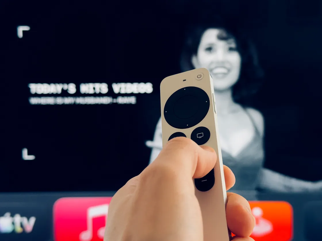 Como ligar uma coluna sem fios à Apple TV?