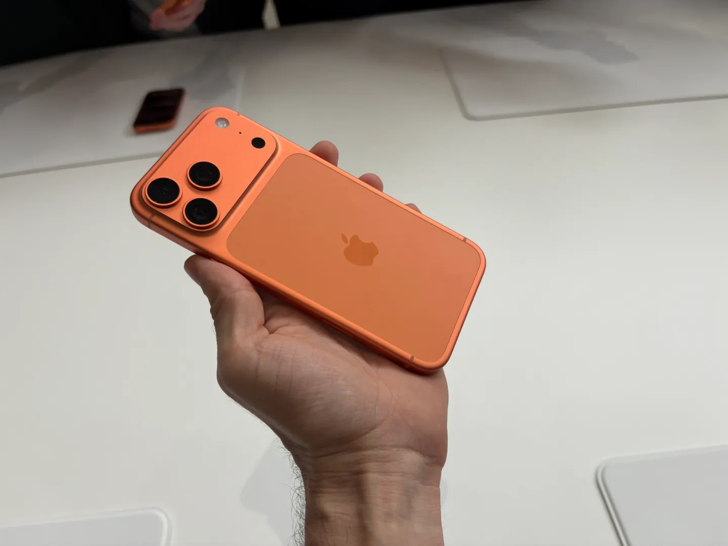 Entrega dos iPhone 17 Pro derrapa para outubro em várias configurações