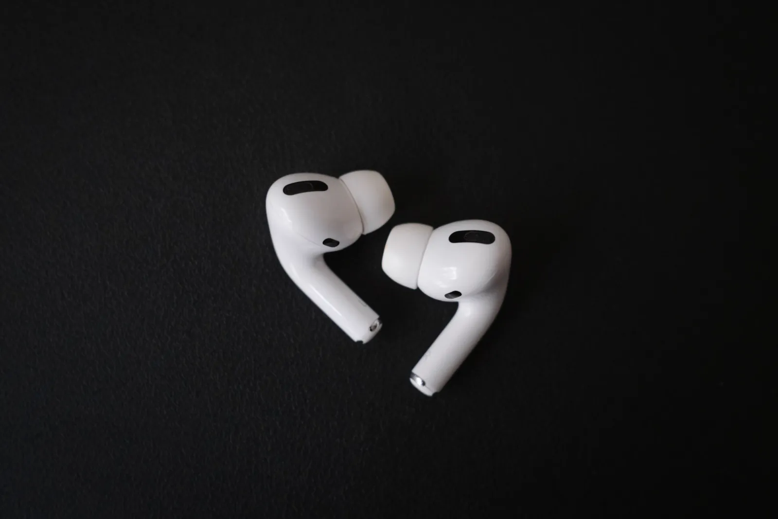 Os AirPods podem entrar em pausa quando adormeces. Sabe como!