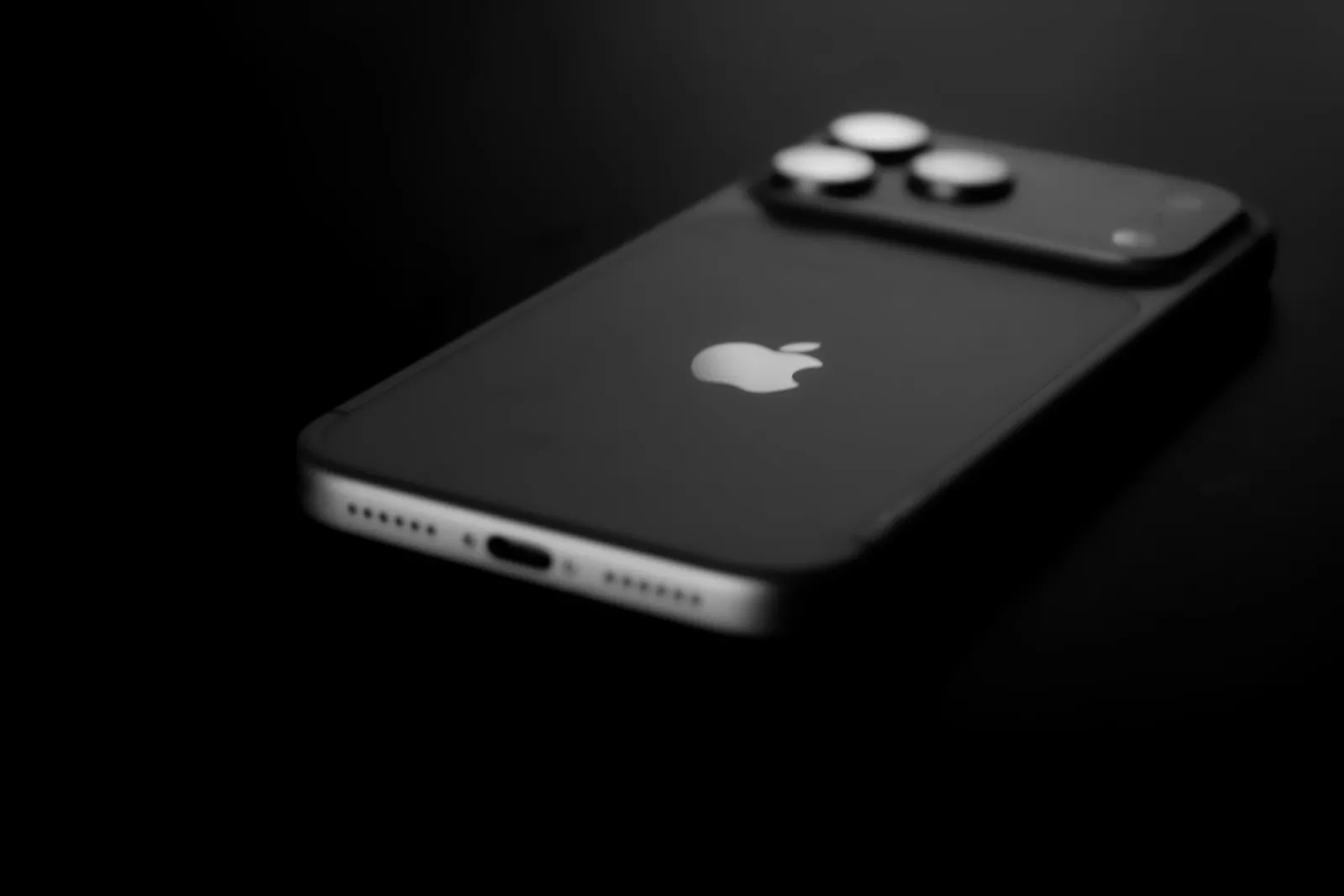 Borgonha, café e roxo: o iPhone 18 Pro começa a ganhar cor