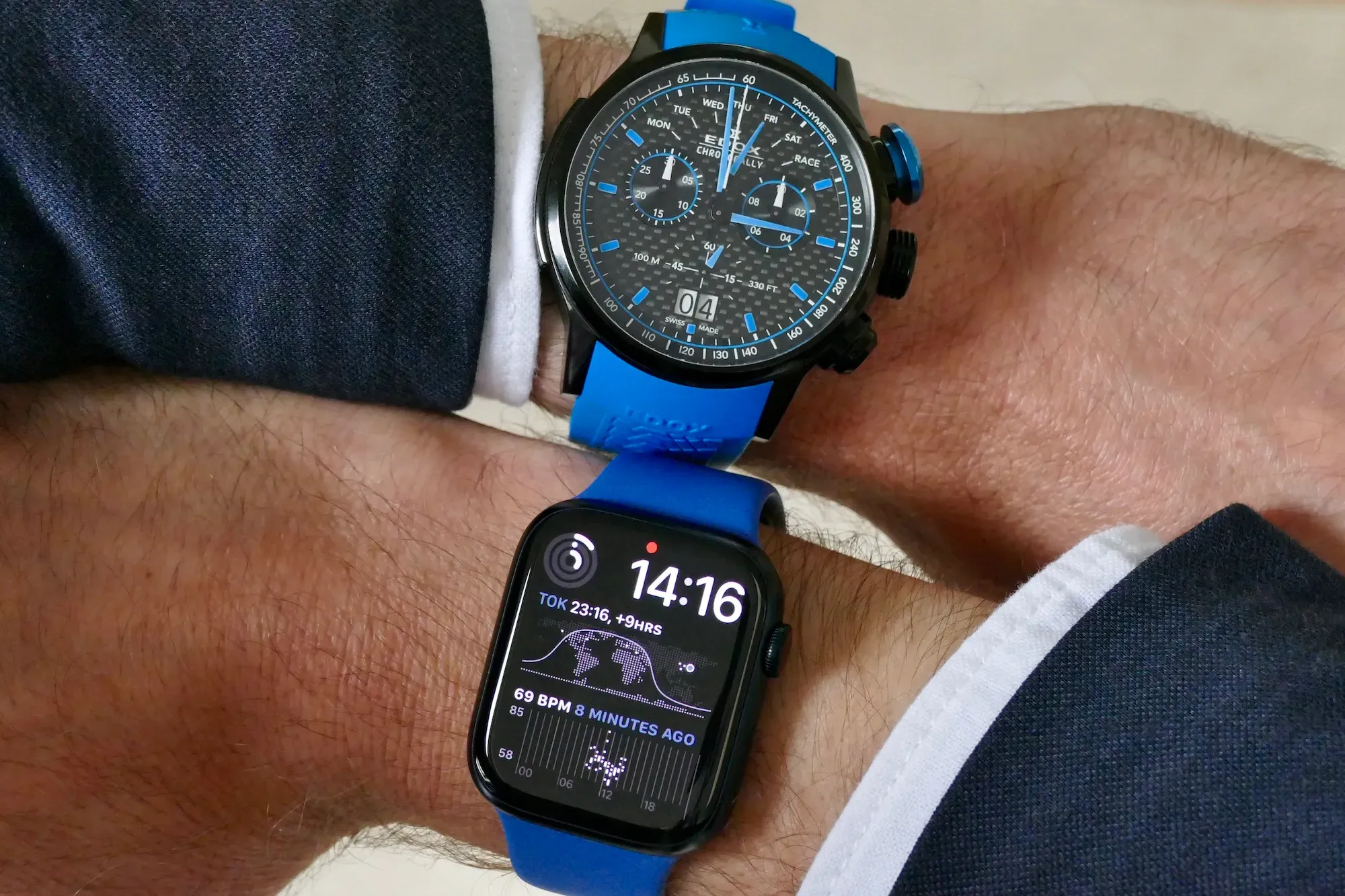 Imagem de comparação entre Apple Watch e um relógio analógico