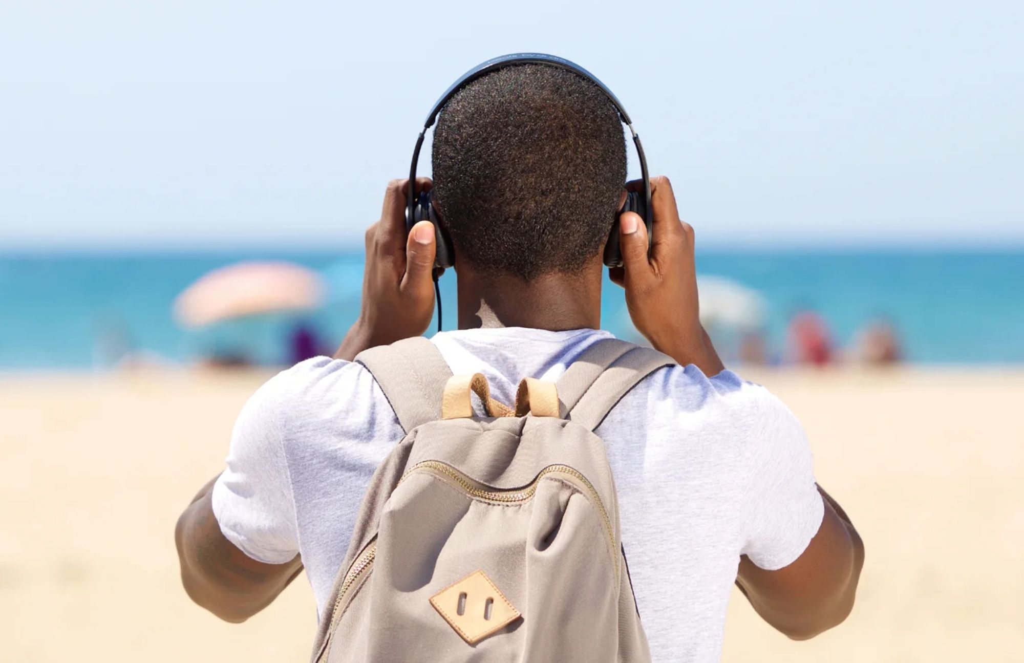 Os melhores podcasts para ouvires na praia
