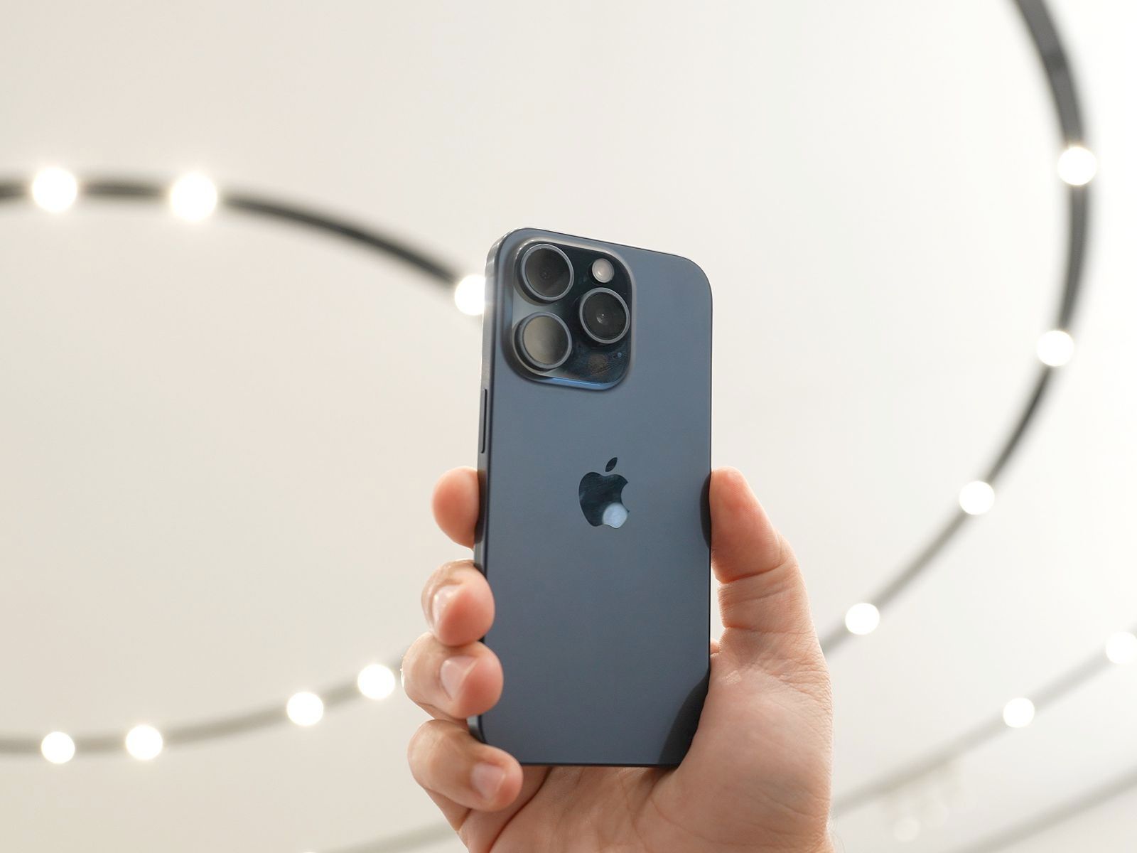 Quantos dias tem de trabalhar um português para comprar o iPhone 15 Pro?