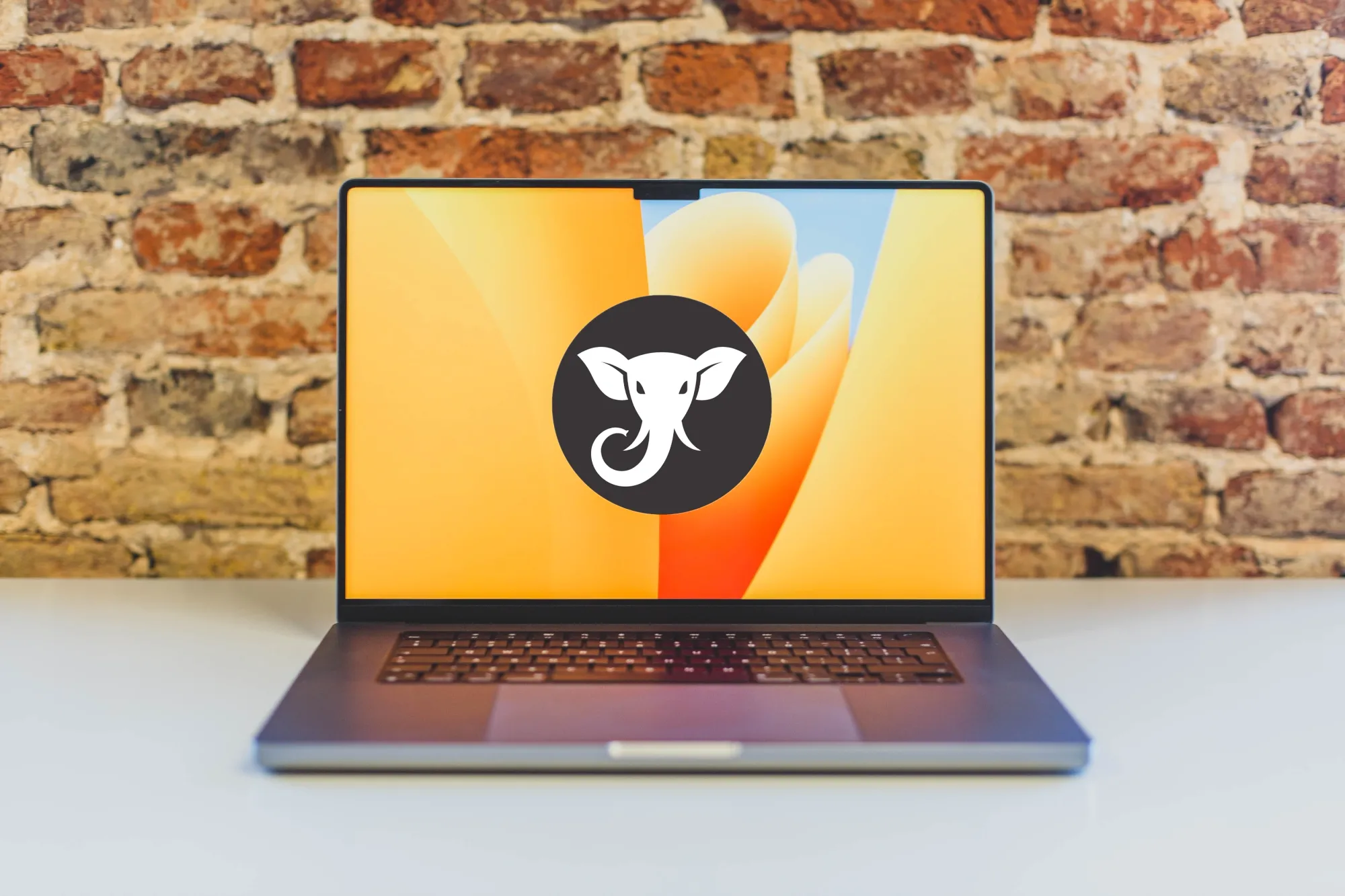 Um MacBook Pro de 16 polegadas com o ícone do software Elephas.