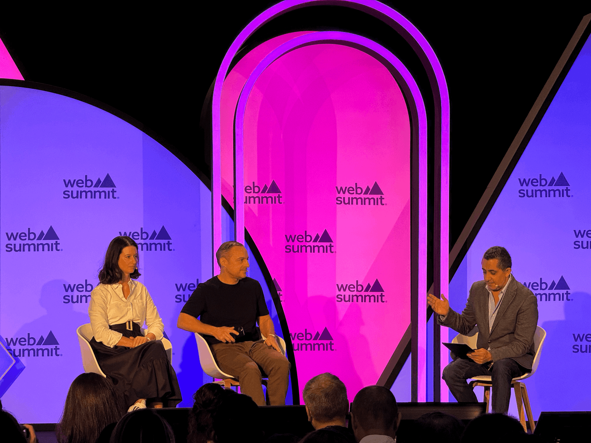 Cristina Fonseca, Alexandre Barbosa e Shrikesh Laxmidas a conversar no palco 14 da Web Summit 2023.