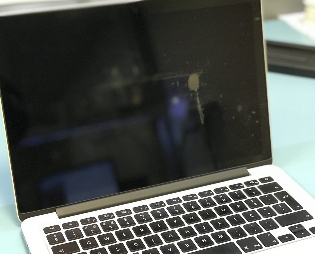 Manchas no ecrã do teu Macbook Retina? Nós ajudamos