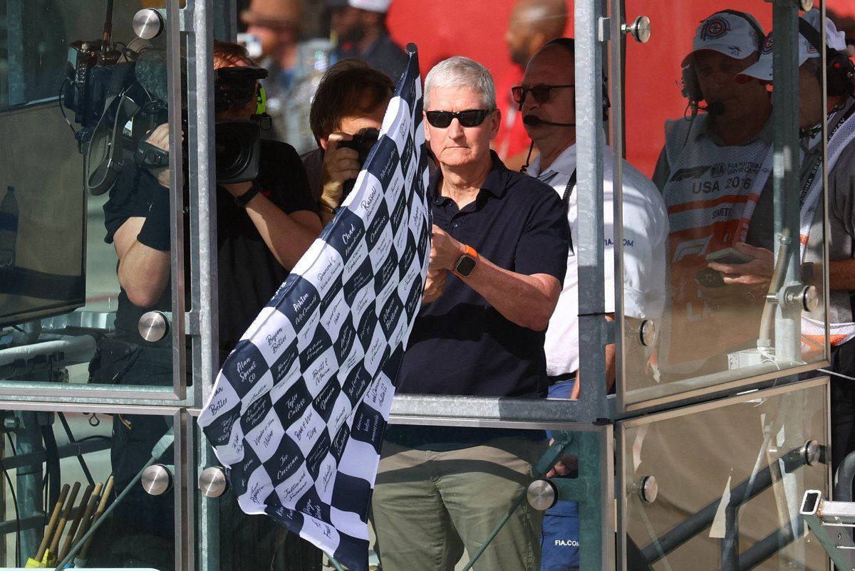 Tim Cook agitou a bandeira de xadrez no Grande Prémio dos Estados Unidos de F1