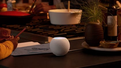 Apple lança novo HomePod mais pequeno e mais barato