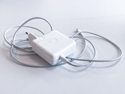 Posso carregar o iPhone usando o adaptador de corrente do MacBook?