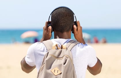 O guia de podcasts para animar os teus dias de praia