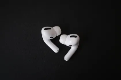 Os AirPods podem entrar em pausa quando adormeces. Sabe como!