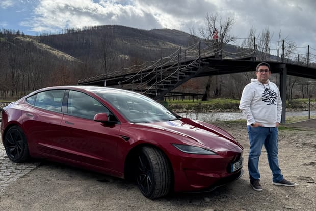 Dois mundos, uma experiência: Quando a Tesla e a Apple falam a mesma língua