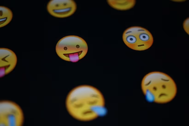 Significado dos emojis: descobre o que querem dizer 😂😒😇🫠😏
